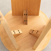 面のような脚がユニークなナチュラルな風合いの天然木オーク材化粧合板を用いたスツール（座面裏）