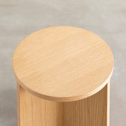 ナチュラルな風合いと脚のデザインが特徴の天然木オーク材化粧合板を用いたスツール（座面）
