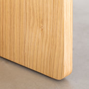 ナチュラルな風合いと脚のデザインが特徴の天然木オーク材化粧合板を用いたスツール（脚部拡大）