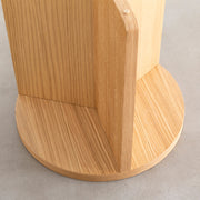 ナチュラルな風合いと脚のデザインが特徴の天然木オーク材化粧合板を用いたスツール（座面裏）