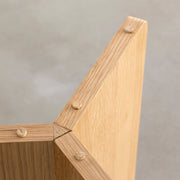 ナチュラルな風合いと脚のデザインが特徴の天然木オーク材化粧合板を用いたスツール（脚部裏）