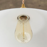 かなでもののアイアンと真鍮を組み合わせたマットブラックのシンプルなペンダントライトの電球