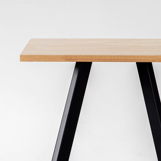 かなでもののラバーウッド材のスクエア天板Naturalとマットブラックの4pinアイアン脚を組み合わせたすっきりとしたデザインのカフェテーブル（天板と脚）