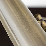 メタリックな質感と味わい深い真鍮色が特徴的なクラシカルなデスクライト
