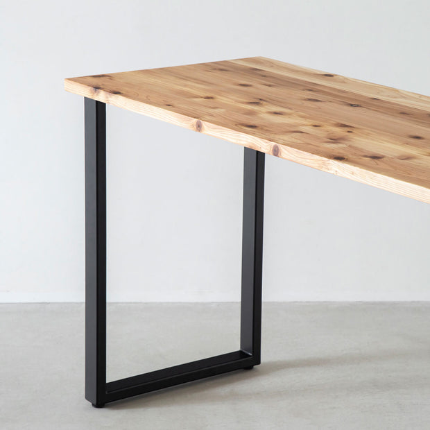 かなでものの杉無垢材とマットブラックのレクタングル鉄脚を使用したシンプルモダンなデザインのテーブル3