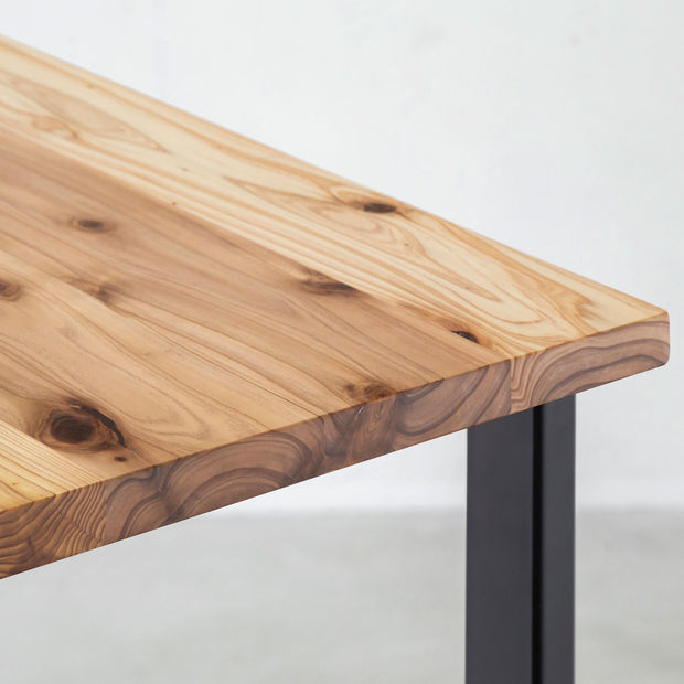 かなでものの杉無垢材とマットブラックのレクタングル鉄脚を使用したシンプルモダンなデザインのテーブル4