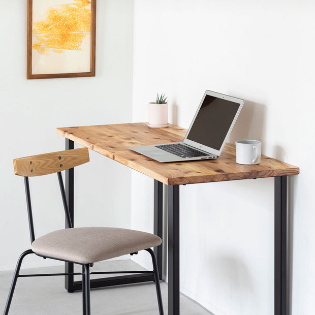 かなでものの杉無垢材とマットブラックのレクタングル鉄脚を使用したシンプルモダンなデザインのテーブル2