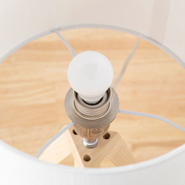 かなでもののタモ材とリネンを組み合わせたナチュラルなホワイトのテーブルランプの電球