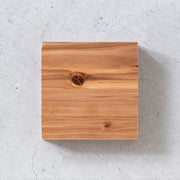 かなでものの温かみのある雰囲気の杉無垢材のサンプル木材（150mm角）
