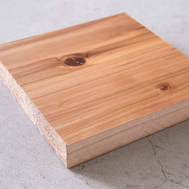 かなでものの温かみのある雰囲気の杉無垢材のサンプル木材（150mm角)2