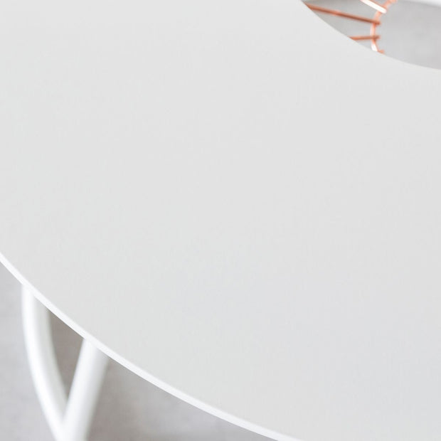 かなでものの成型板とスチールを組み合わせバスケットにはアイアンを使用したモダンなホワイトのサイドテーブルの天板表面