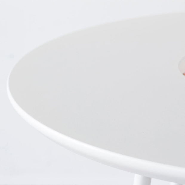 かなでものの成型板とスチールを組み合わせバスケットにはアイアンを使用したモダンなホワイトのサイドテーブルの縁