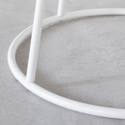 かなでものの成型板とスチールを組み合わせバスケットにはアイアンを使用したモダンなホワイトのサイドテーブルの脚