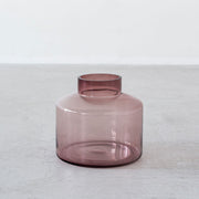 かなでもののガラスを使用した洗練されたフォルムが美しいピンクのフラワーベース