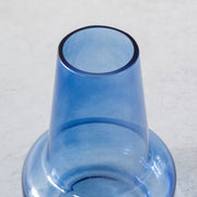 かなでもののガラスを使用した洗練されたフォルムが美しいコバルトブルーのフラワーベースの上部