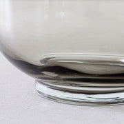 かなでもののガラスを使用した洗練されたフォルムが美しいグレーのフラワーベースの底部