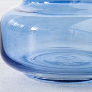 かなでもののガラスを使用した洗練されたフォルムが美しいコバルトブルーのフラワーベースの底部
