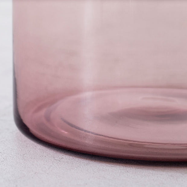 かなでもののガラスを使用した洗練されたフォルムが美しいピンクのフラワーベースの底部