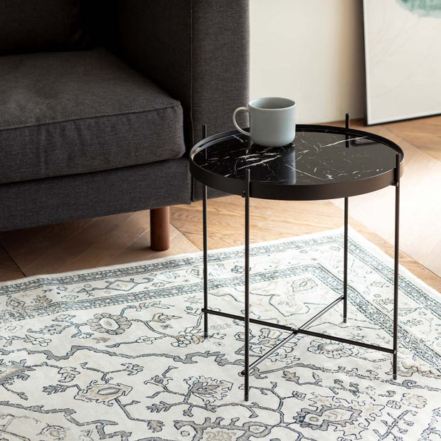 ガラスとアイアンを使ったシンプルで洗練された印象を持つマーブルブラックのサイドテーブルの使用例1