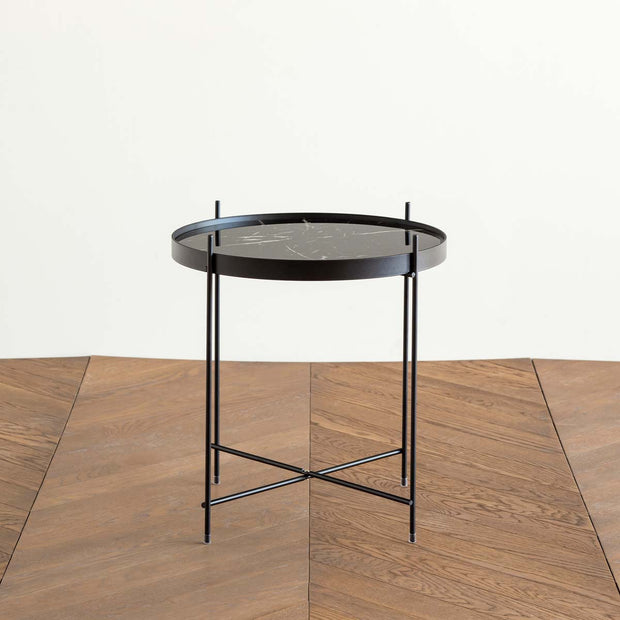ガラスとアイアンを使ったシンプルで洗練された印象を持つマーブルブラックのサイドテーブル（正面）