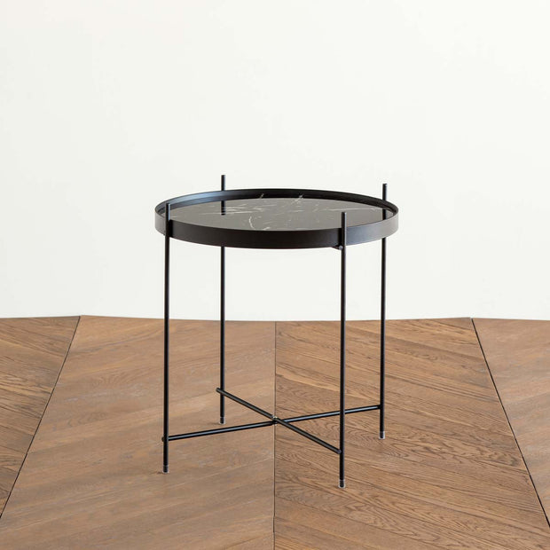 ガラスとアイアンを使ったシンプルで洗練された印象を持つマーブルブラックのサイドテーブル
