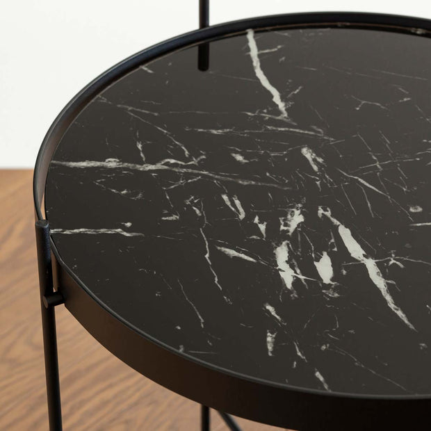 ガラスとアイアンを使ったシンプルで洗練された印象を持つマーブルブラックのサイドテーブル（天板・クローズアップ）