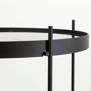 ガラスとアイアンを使ったシンプルで洗練された印象を持つマーブルブラックのサイドテーブル（天板と脚の繋ぎ目）