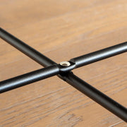ガラスとアイアンを使ったシンプルで洗練された印象を持つマーブルブラックのサイドテーブル（脚部分・クローズアップ1）