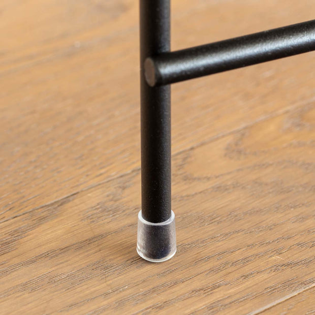 ガラスとアイアンを使ったシンプルで洗練された印象を持つマーブルブラックのサイドテーブル（脚部分・クローズアップ2）
