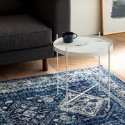 ガラスとアイアンを使ったシンプルで洗練された印象を持つマーブルホワイトのサイドテーブルの使用例1