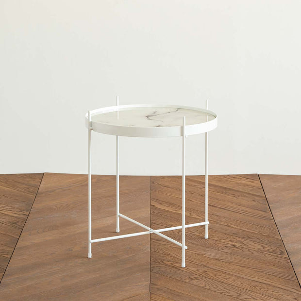 ガラスとアイアンを使ったシンプルで洗練された印象を持つマーブルホワイトのサイドテーブル
