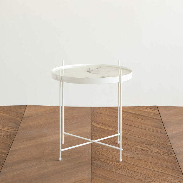 ガラスとアイアンを使ったシンプルで洗練された印象を持つマーブルホワイトのサイドテーブル（正面）