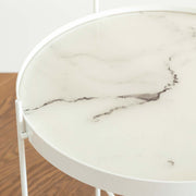 ガラスとアイアンを使ったシンプルで洗練された印象を持つマーブルホワイトのサイドテーブル（天板・クローズアップ）