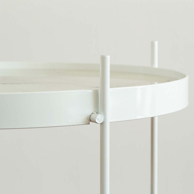 ガラスとアイアンを使ったシンプルで洗練された印象を持つマーブルホワイトのサイドテーブル（天板と脚の繋ぎ目）