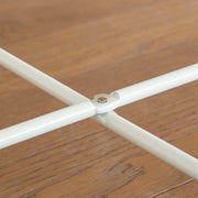 ガラスとアイアンを使ったシンプルで洗練された印象を持つマーブルホワイトのサイドテーブル（脚部分・クローズアップ1）