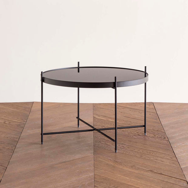ガラスとアイアンを使ったシンプルで洗練された印象を持つブラックのサイドテーブルL（斜め向き）