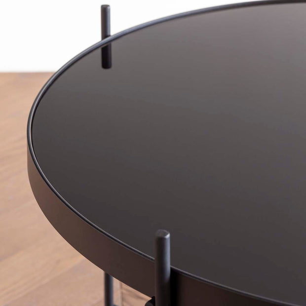 ガラスとアイアンを使ったシンプルで洗練された印象を持つブラックのサイドテーブルL（天板・クローズアップ）