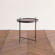 ガラスとアイアンを使ったシンプルで洗練された印象を持つブラックのサイドテーブルM