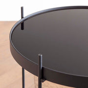ガラスとアイアンを使ったシンプルで洗練された印象を持つブラックのサイドテーブルM（天板・クローズアップ）