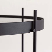 ガラスとアイアンを使ったシンプルで洗練された印象を持つブラックのサイドテーブルM（天板と脚の繋ぎ目）