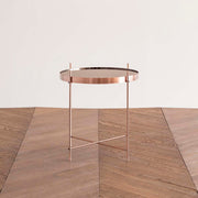 ガラスとアイアンを使ったシンプルで洗練された印象を持つカッパーカラーのサイドテーブルM