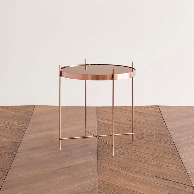 ガラスとアイアンを使ったシンプルで洗練された印象を持つカッパーカラーのサイドテーブルM（斜め向き）