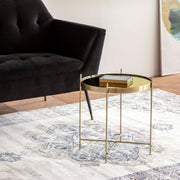 ガラスとアイアンを使ったシンプルで洗練された印象を持つゴールドのサイドテーブルMの使用例1