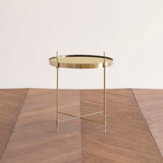 ガラスとアイアンを使ったシンプルで洗練された印象を持つゴールドのサイドテーブルM