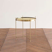 ガラスとアイアンを使ったシンプルで洗練された印象を持つゴールドのサイドテーブルM（斜め向き）