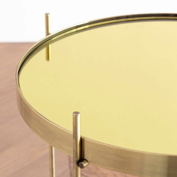 ガラスとアイアンを使ったシンプルで洗練された印象を持つゴールドのサイドテーブルM（天板・クローズアップ）