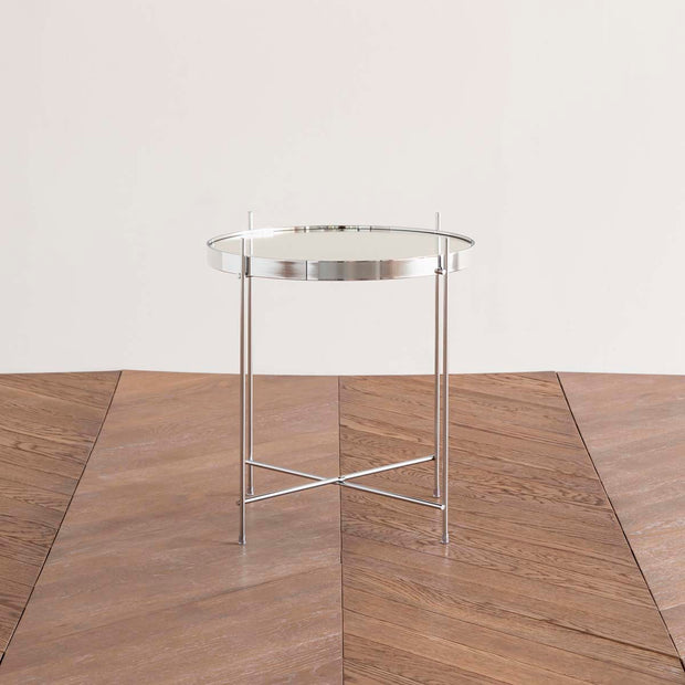 ガラスとアイアンを使ったシンプルで洗練された印象を持つシルバーのサイドテーブルM