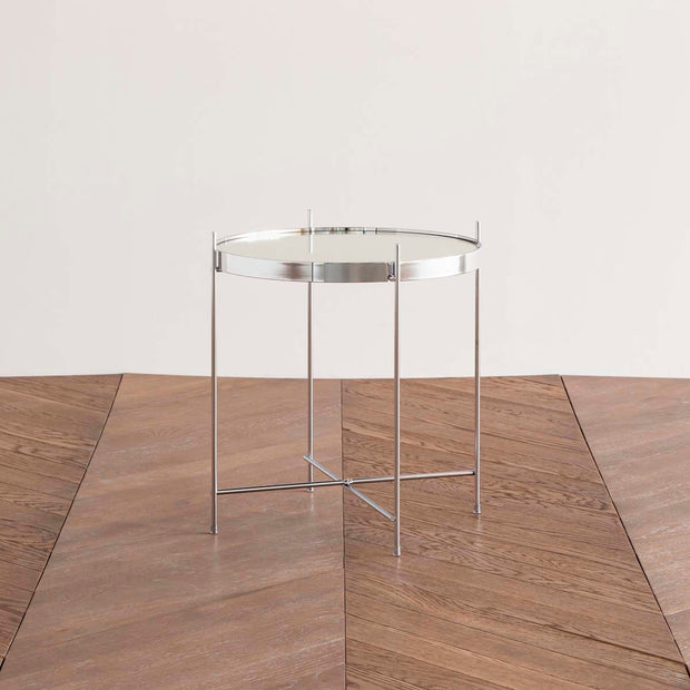 ガラスとアイアンを使ったシンプルで洗練された印象を持つシルバーのサイドテーブルM（斜め向き）