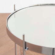 ガラスとアイアンを使ったシンプルで洗練された印象を持つシルバーのサイドテーブルM（天板・クローズアップ）