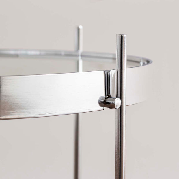 ガラスとアイアンを使ったシンプルで洗練された印象を持つシルバーのサイドテーブルM（天板と脚の繋ぎ目）